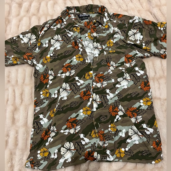 6 Button Shirt Bundle (Different Sizes) - Picture 14 of 16